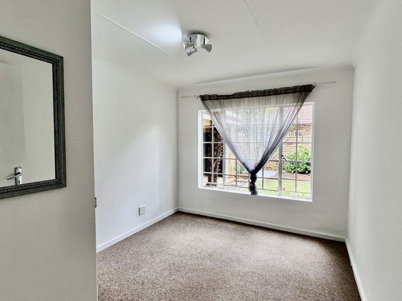 Townhouse For Sale in Faerie Glen - Photo 8