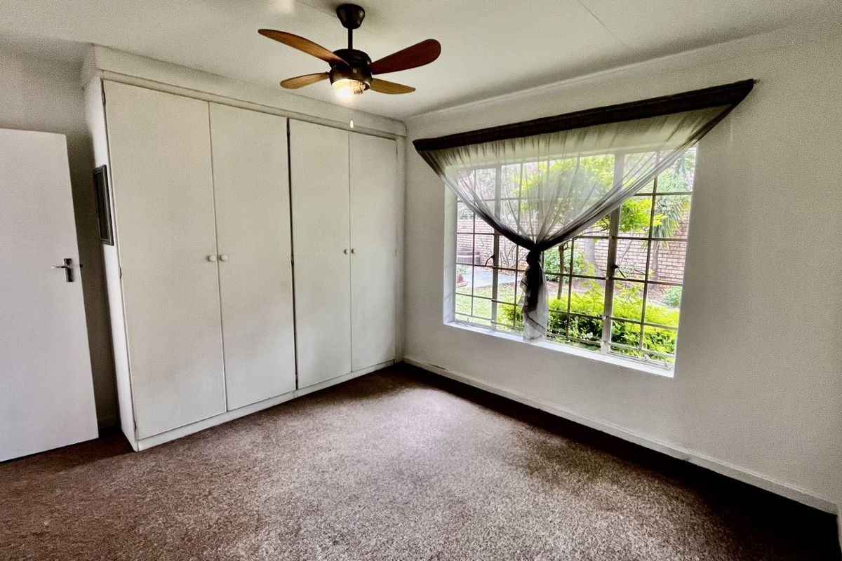 Townhouse For Sale in Faerie Glen - Photo 2