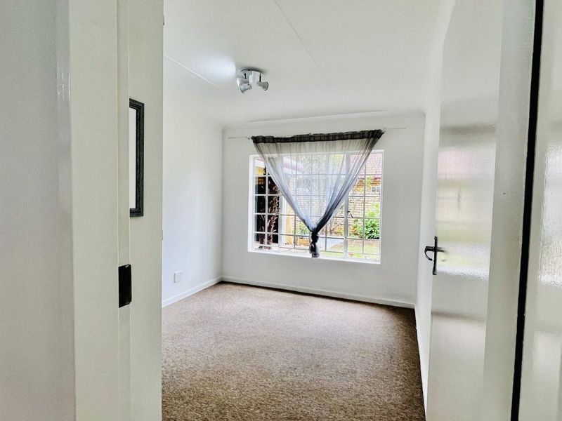 Townhouse For Sale in Faerie Glen - Photo 4