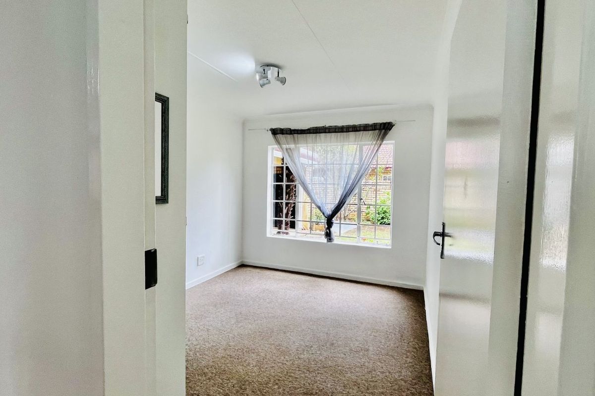 Townhouse For Sale in Faerie Glen - Photo 4