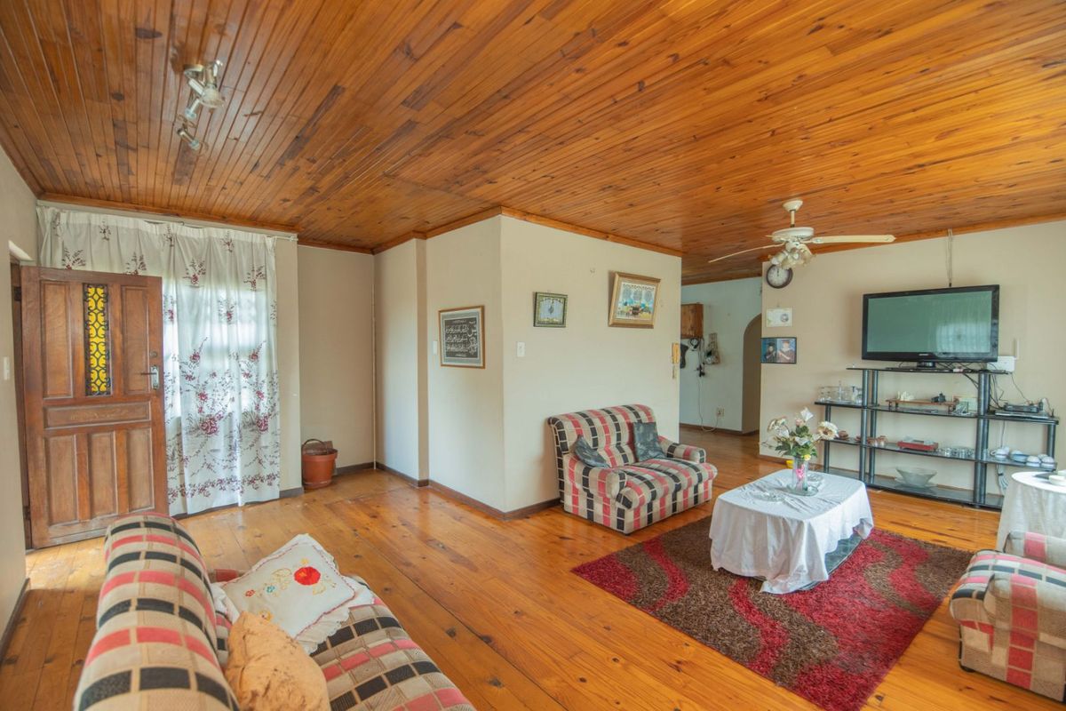 House For Sale in Heath Park - Photo 5