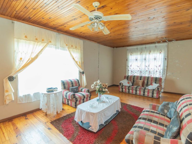 House For Sale in Heath Park - Photo 9