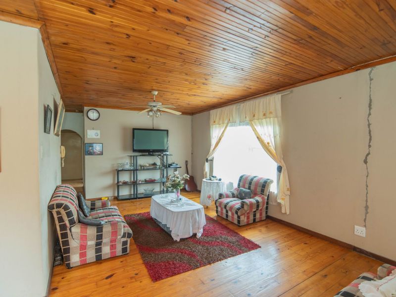 House For Sale in Heath Park - Photo 6