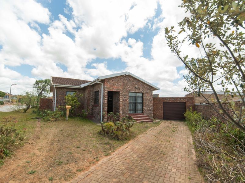 House For Sale in Heath Park - Photo 2