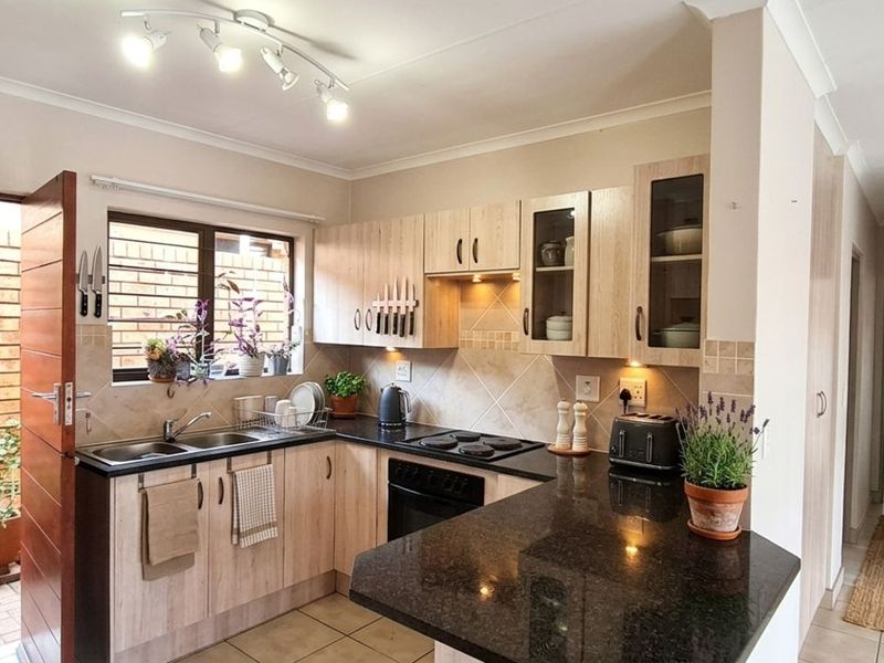 Townhouse For Sale in Eldoraigne - Photo 4