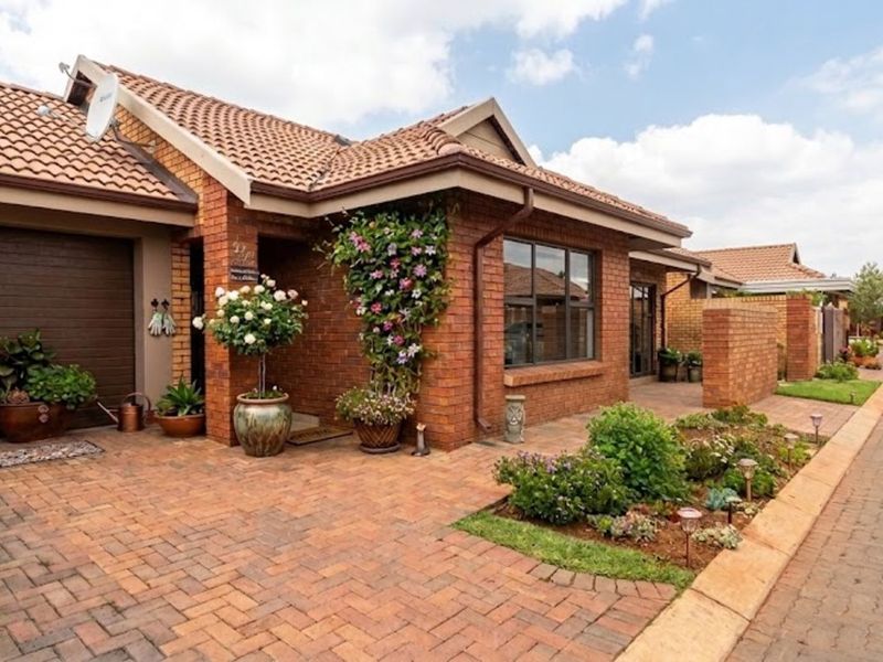 Townhouse For Sale in Eldoraigne - Photo 9