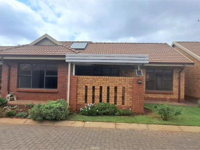 Townhouse For Sale in Eldoraigne - Photo 8