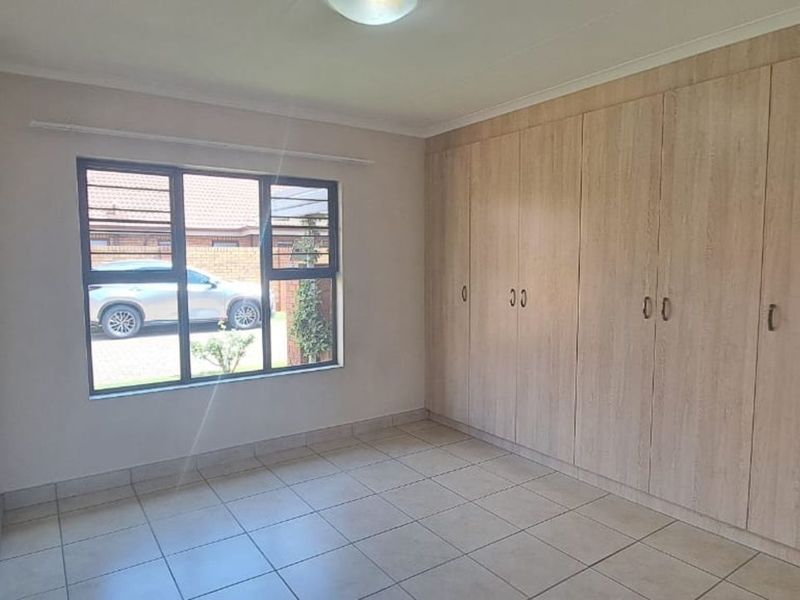 Townhouse For Sale in Eldoraigne - Photo 7