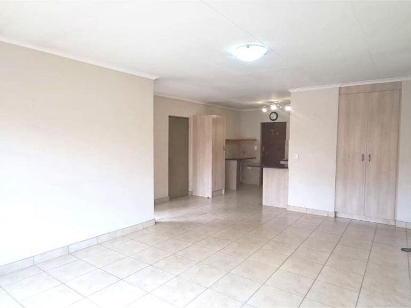 Townhouse For Sale in Eldoraigne - Photo 6