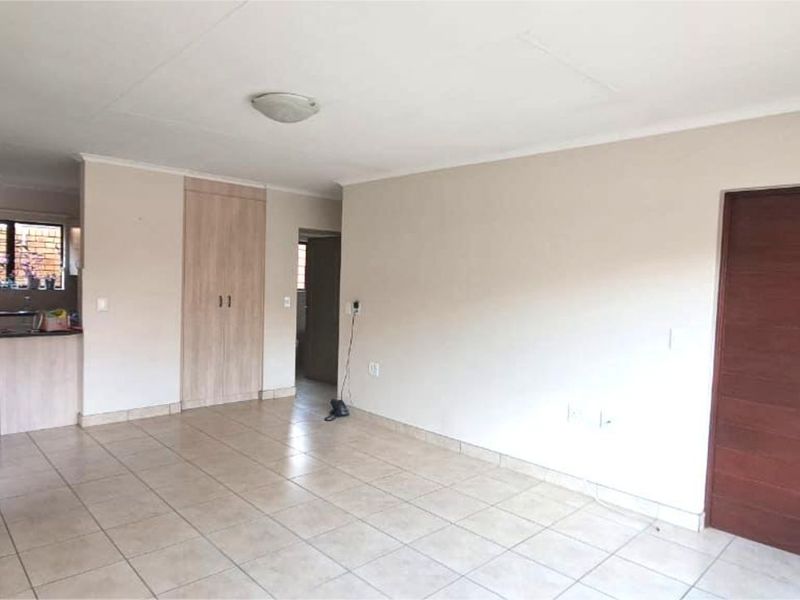 Townhouse For Sale in Eldoraigne - Photo 5