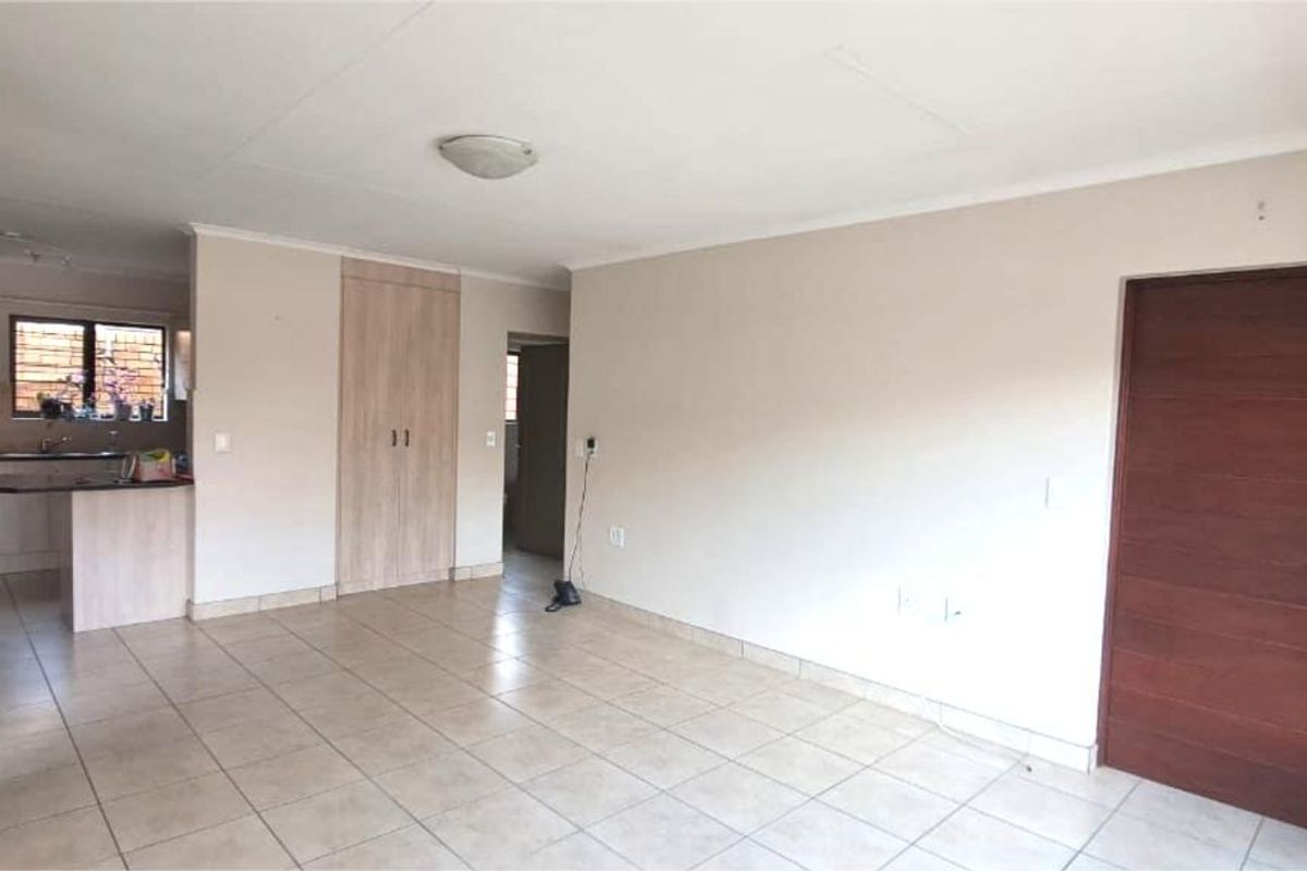 Townhouse For Sale in Eldoraigne - Photo 5