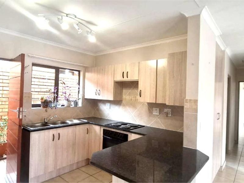 Townhouse For Sale in Eldoraigne - Photo 2