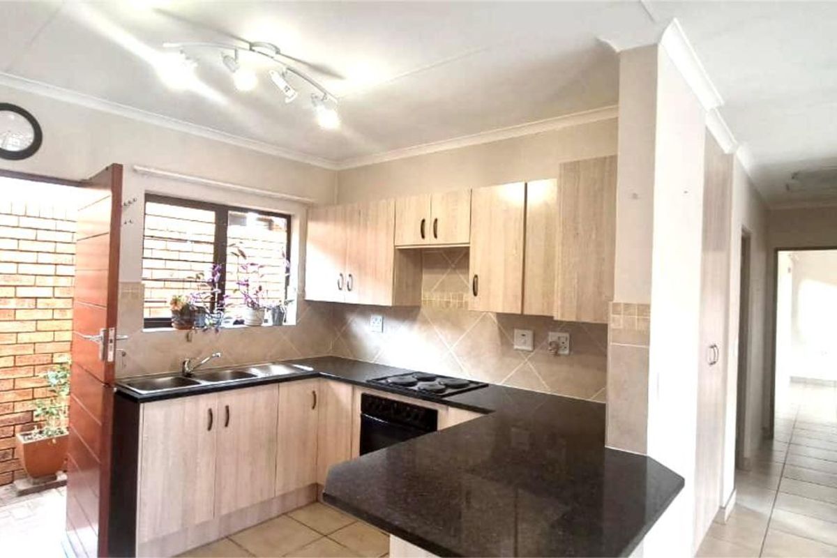 Townhouse For Sale in Eldoraigne - Photo 2