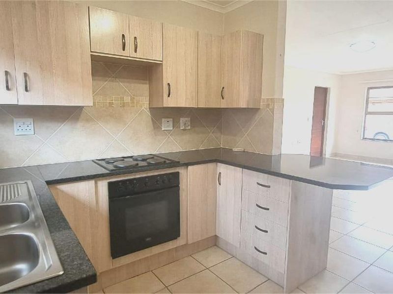 Townhouse For Sale in Eldoraigne - Photo 3