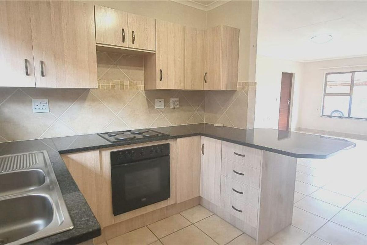 Townhouse For Sale in Eldoraigne - Photo 3
