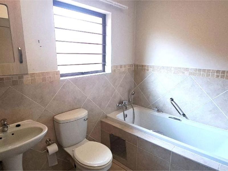 Townhouse For Sale in Eldoraigne - Photo 9