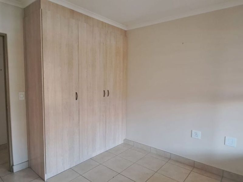 Townhouse For Sale in Eldoraigne - Photo 10