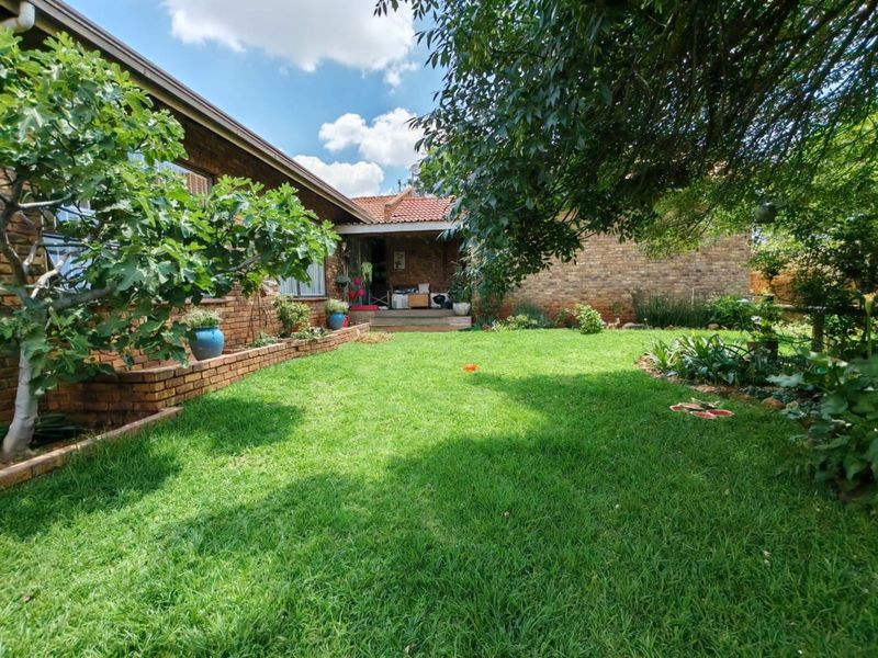 House For Sale in Eldoraigne - Photo 9