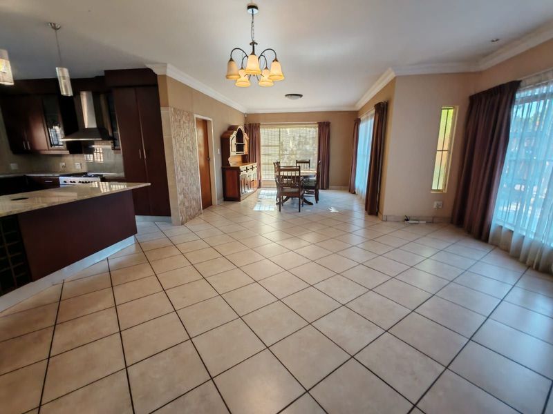 House For Sale in Eldoraigne - Photo 2