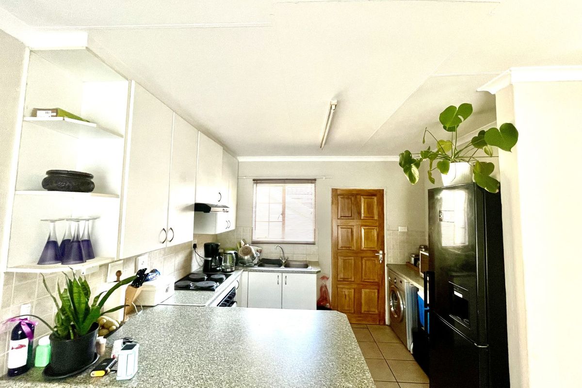 Townhouse For Sale in Heuwelsig Estate - Photo 2