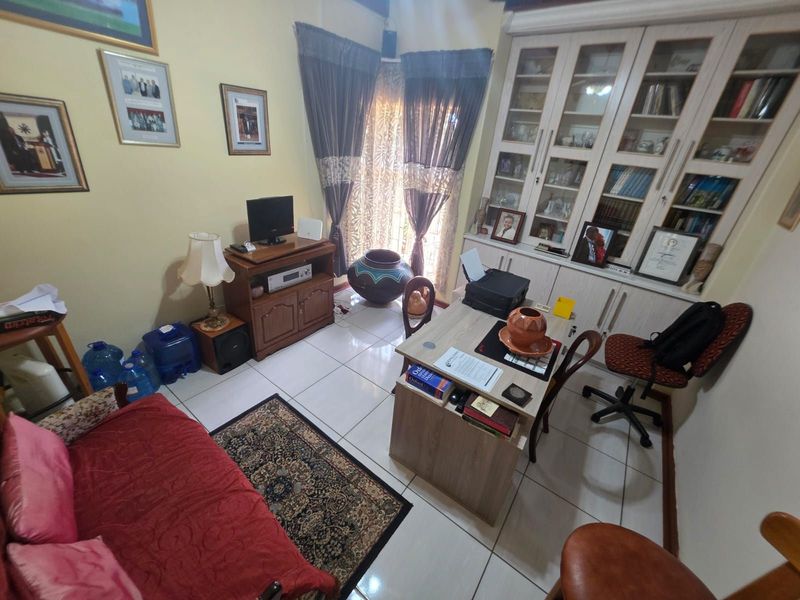 House For Sale in Hillcrest - Photo 8