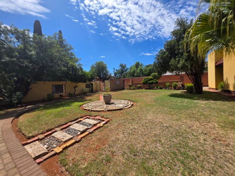 House For Sale in Hillcrest - Photo 2