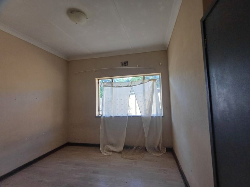 House For Sale in Stilfontein Ext 4 - Photo 6