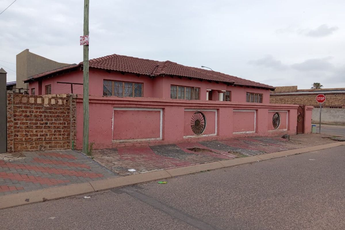 House For Sale in Mabopane Central - Photo 3