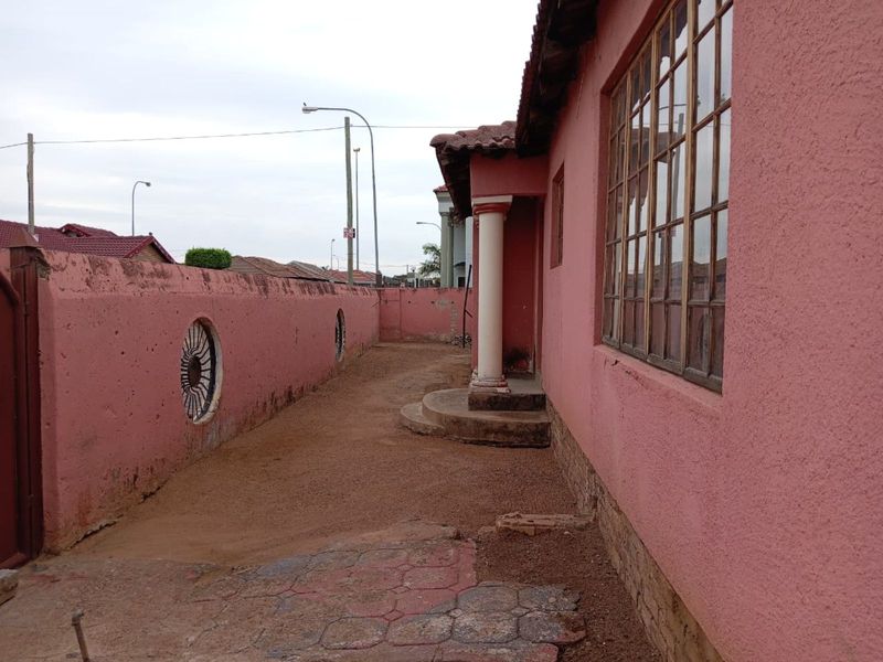 House For Sale in Mabopane Central - Photo 5