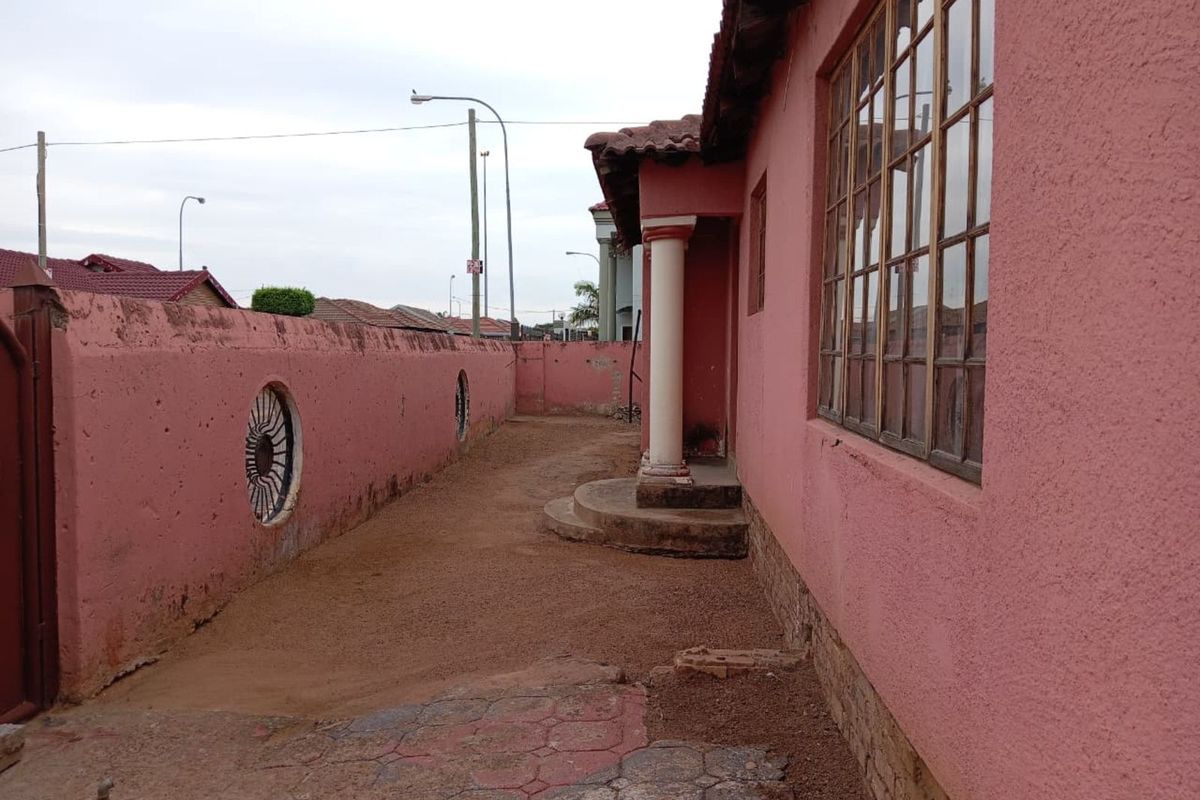 House For Sale in Mabopane Central - Photo 5