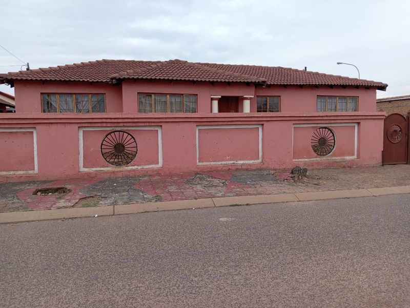 House For Sale in Mabopane Central - Photo 2