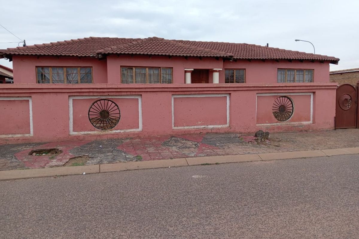 House For Sale in Mabopane Central - Photo 2