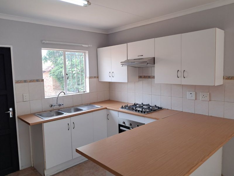 Townhouse For Sale in Wilgeheuwel - Photo 4