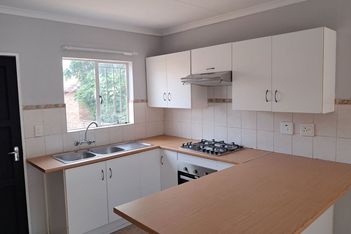 Townhouse For Sale in Wilgeheuwel - Photo 4