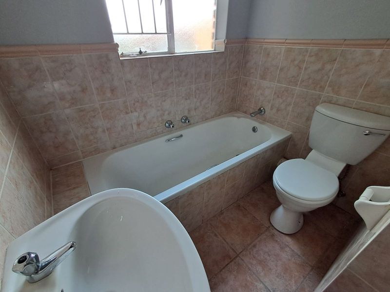 Townhouse For Sale in Wilgeheuwel - Photo 6