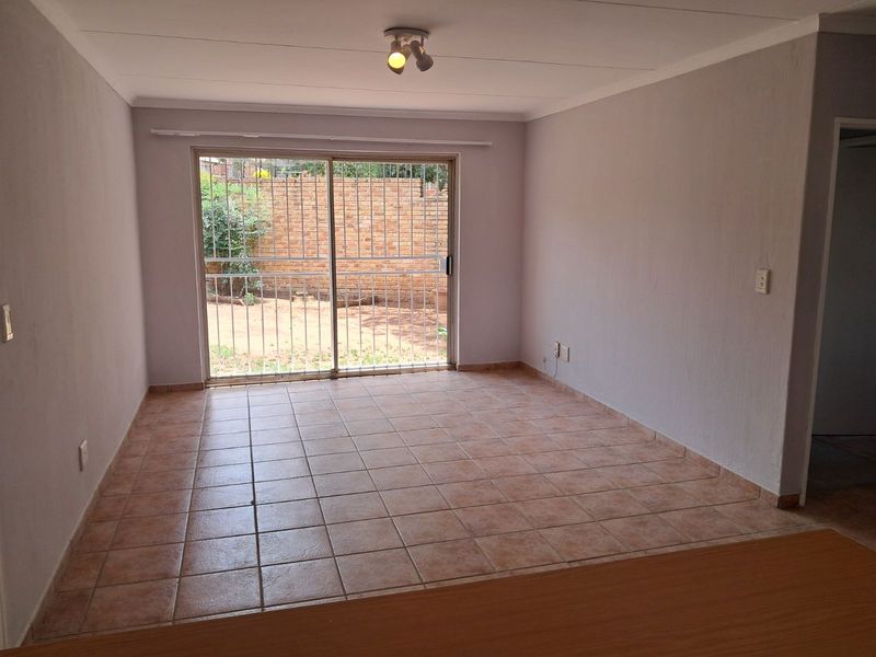 Townhouse For Sale in Wilgeheuwel - Photo 2