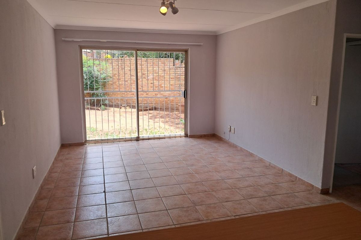 Townhouse For Sale in Wilgeheuwel - Photo 2