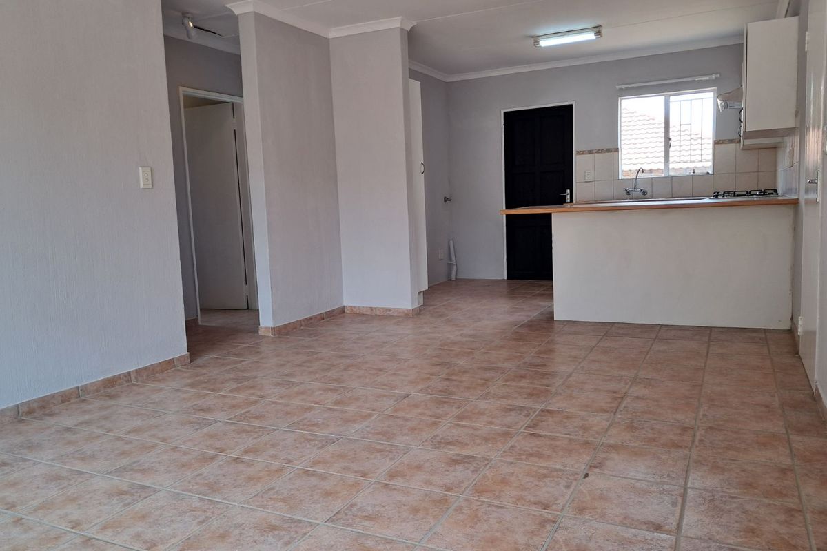 Townhouse For Sale in Wilgeheuwel - Photo 3