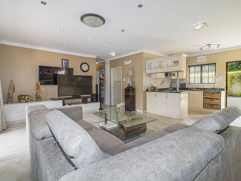 House For Sale in Hillcrest Central - Photo 6