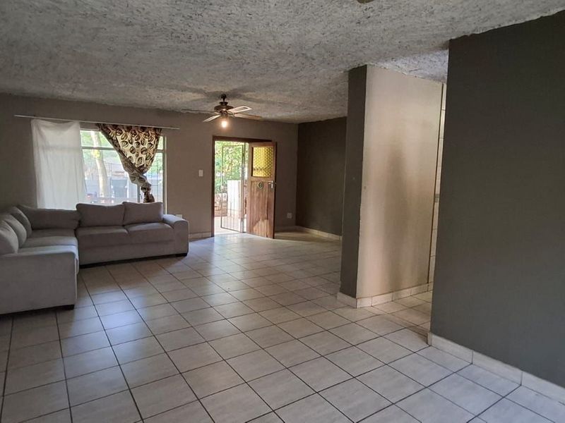 Townhouse For Sale in Welgelegen - Photo 3