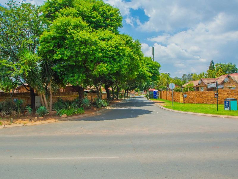 Townhouse For Sale in Wilgeheuwel - Photo 2