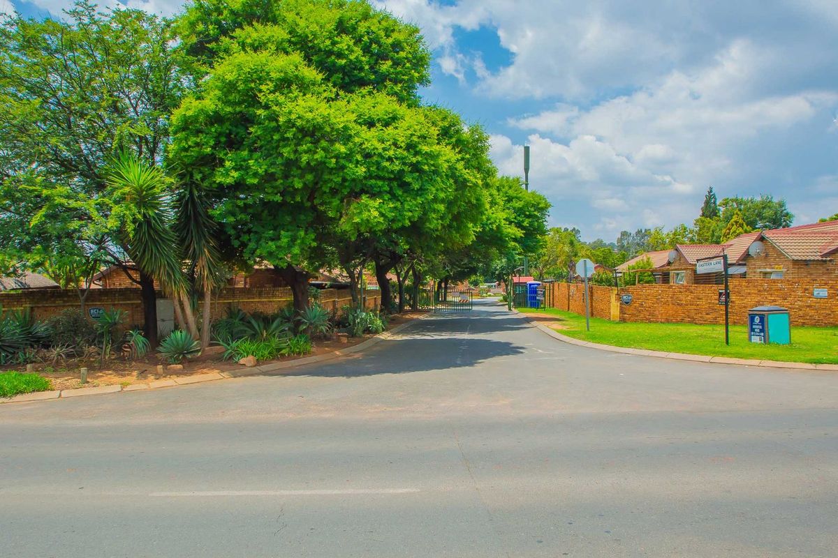 Townhouse For Sale in Wilgeheuwel - Photo 2