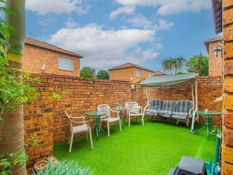 Townhouse For Sale in Wilgeheuwel - Photo 6