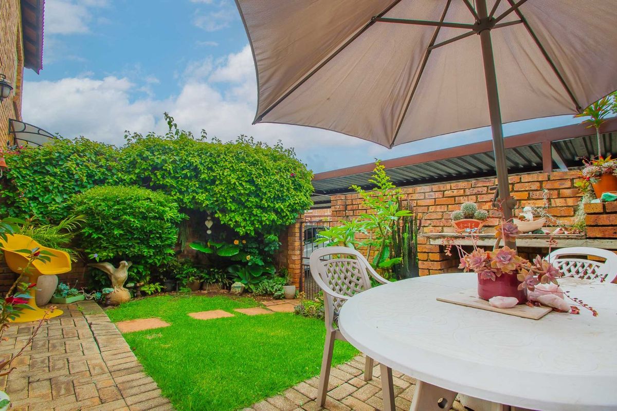 Townhouse For Sale in Wilgeheuwel - Photo 3