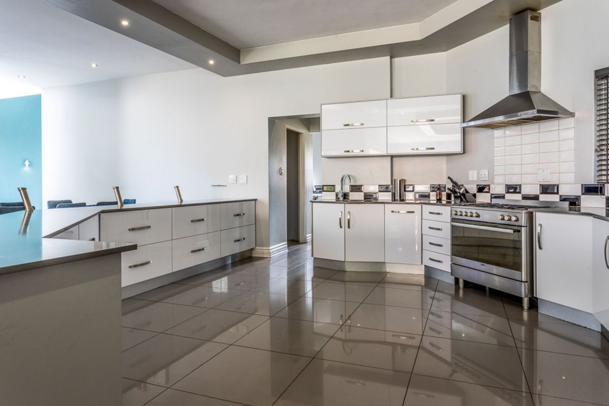 House For Sale in Silver Lakes - Photo 2