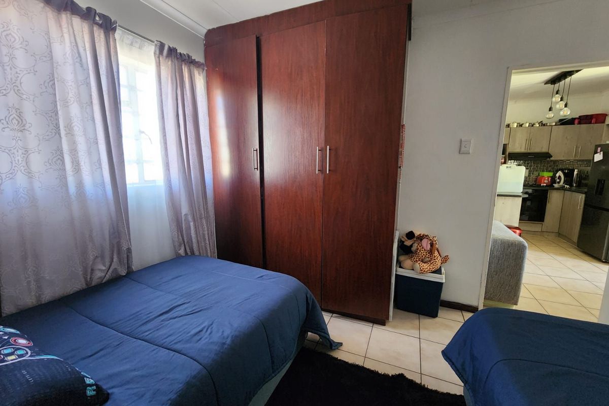 Townhouse For Sale in Diamant Park - Photo 4