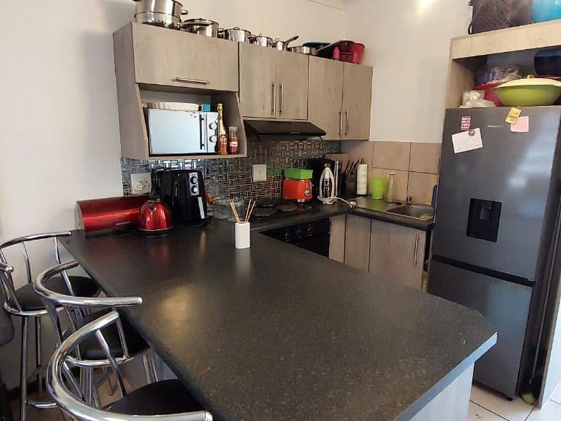 Townhouse For Sale in Diamant Park - Photo 3