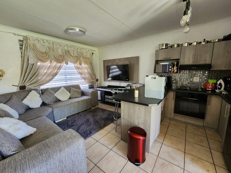 Townhouse For Sale in Diamant Park - Photo 2