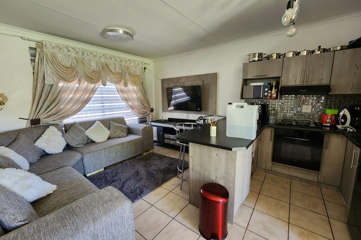 Townhouse For Sale in Diamant Park - Photo 2