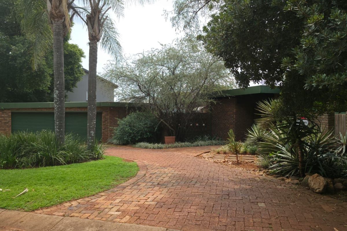 House For Sale in Murrayfield - Photo 3